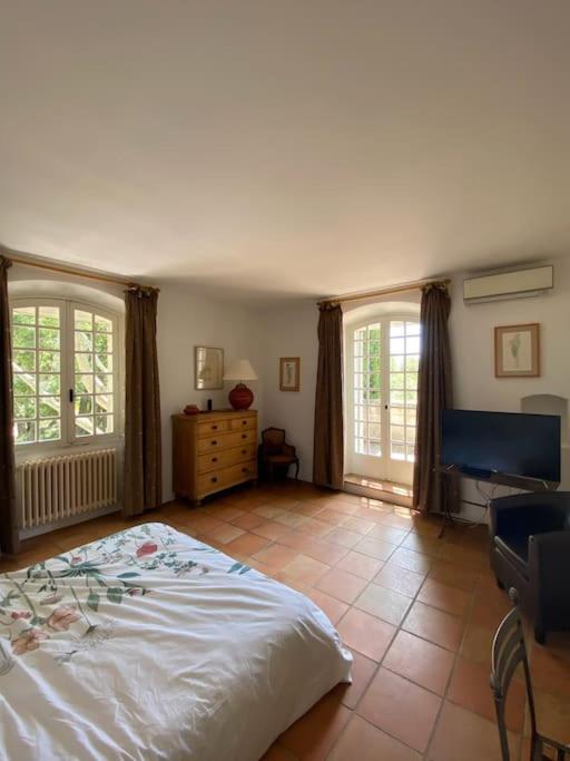 Villa Provencale Familiale Avec Piscine Гримо Екстериор снимка